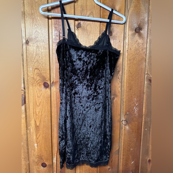 Divided by H&M Lace-trimmed Velour Slip Dress - Picture 2 of 2